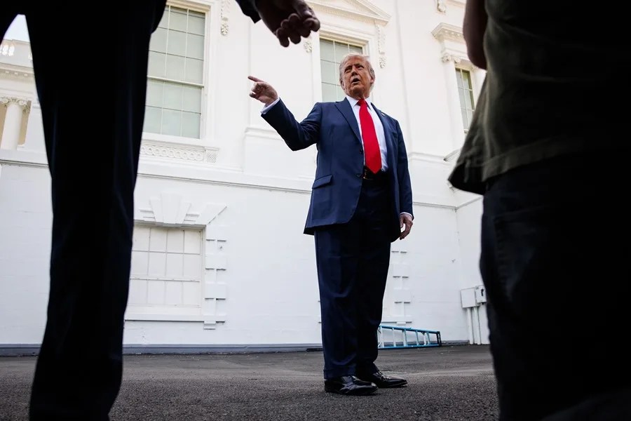 Jeffrey Epstein insinuó que Trump sabía de sus abusos y que "pasó horas" con una de las víctimas