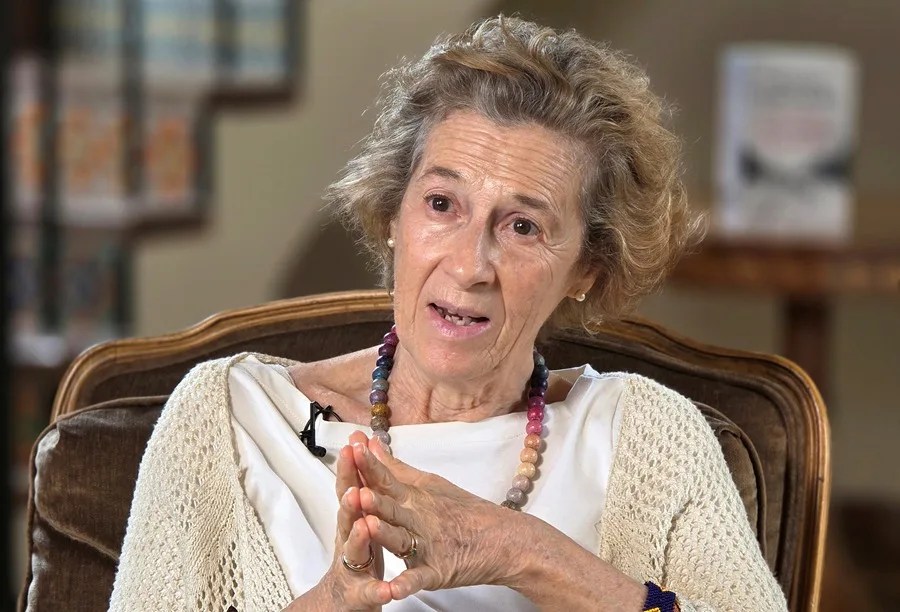 La escritora española Julia Navarro habla con EFE durante una entrevista en el Koubek center en Miami (EE.UU.). EFE/Alberto Boal