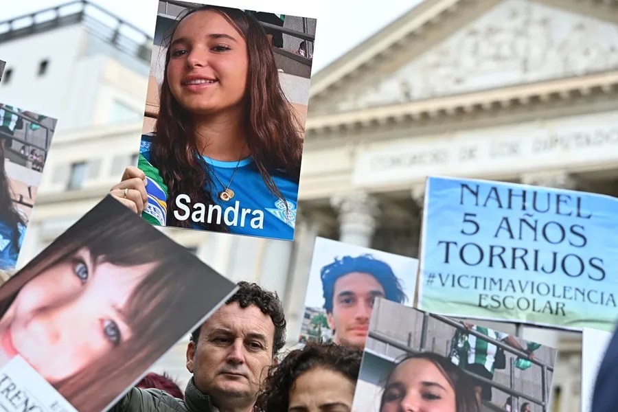 Familiares y amigos víctimas del acoso escolar se concentran frente al Congreso de los Diputados