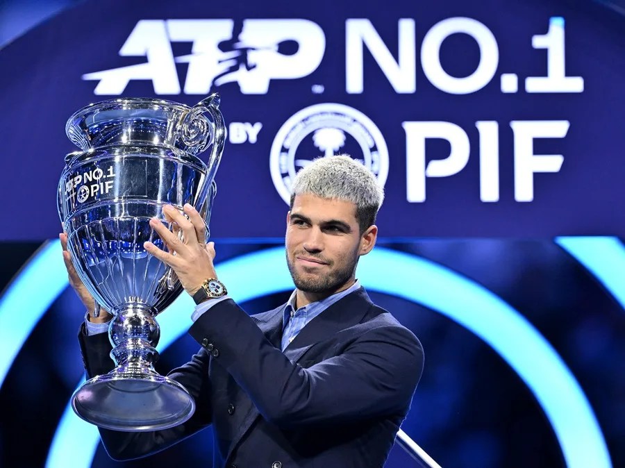 El español Carlos Alcaraz recibe el trofeo ATP Year-End No. 1