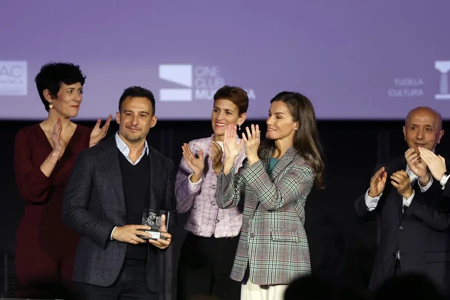 La reina Letizia durante el homenaje al cineasta Alejandro Amenábar en el Cine Moncayo de Tudela, Navarra.