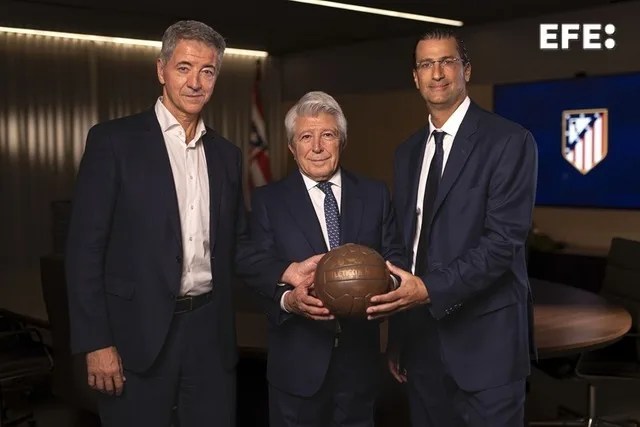 El consejero delegado del Atlético de Madrid Miguel Ángel Gil (i), y el presidente del equipo, Enrique Cerezo (c), posan junto a Robert Givone (d), socio de Apollo y co-gestor de ASC Apollo Sports Capital (ASC).
