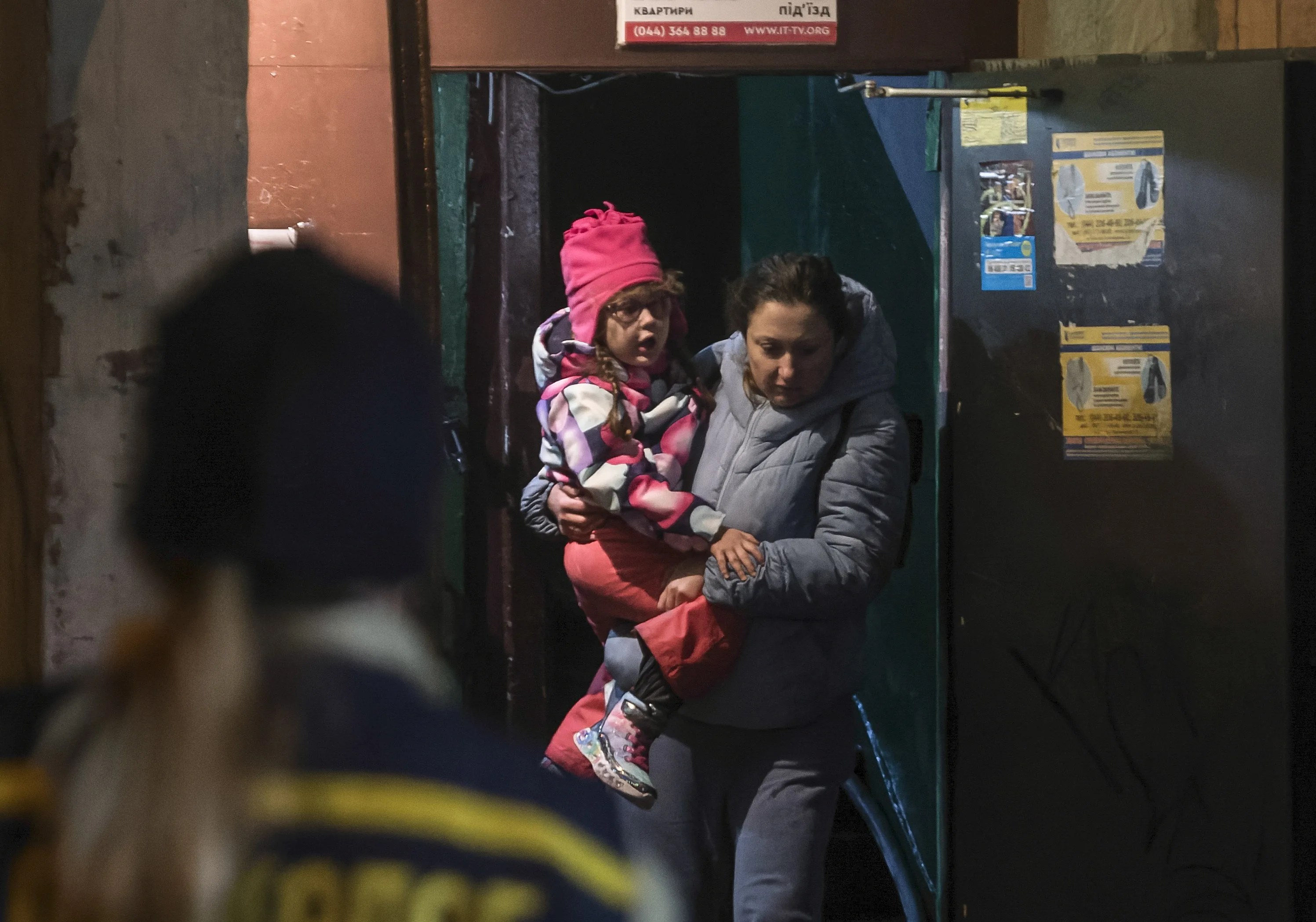 Gente abandona sus hogares en el lugar de un ataque ruso contra un edificio residencial de nueve pisos en Kiev, Ucrania, el 25 de noviembre de 2025.