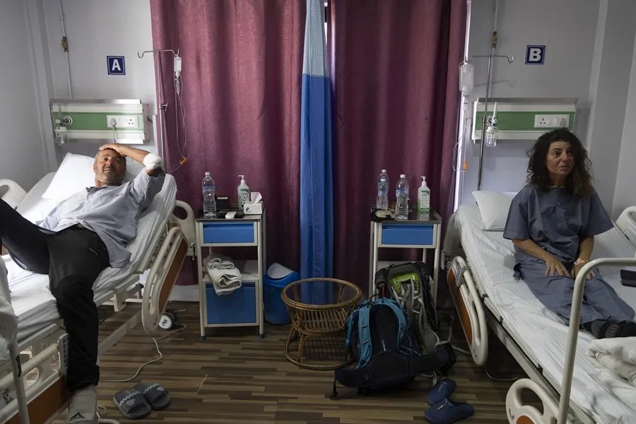 Los alpinistas franceses Didier Berton (izq.) e Isabelle Thaon (der.) reciben tratamiento en el Hospital Era de Katmandú