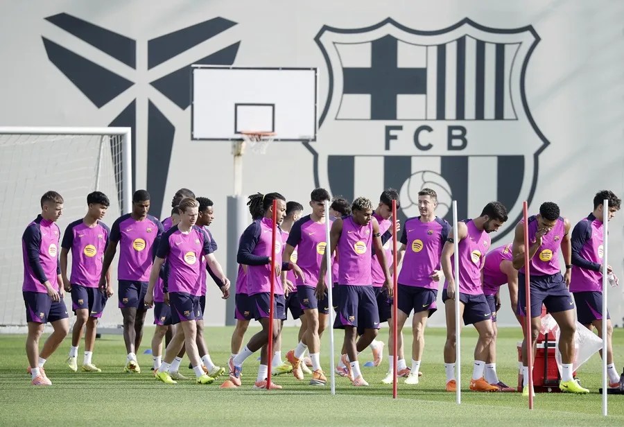 Los jugadores del FC Barcelona, durante el entrenamiento de la plantilla azulgrana