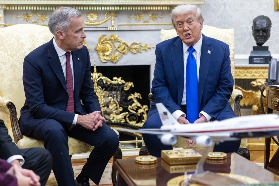 El presidente de Estados Unidos, Donald Trump (der.), se reúne con el primer ministro canadiense, Mark Carney (izq.),