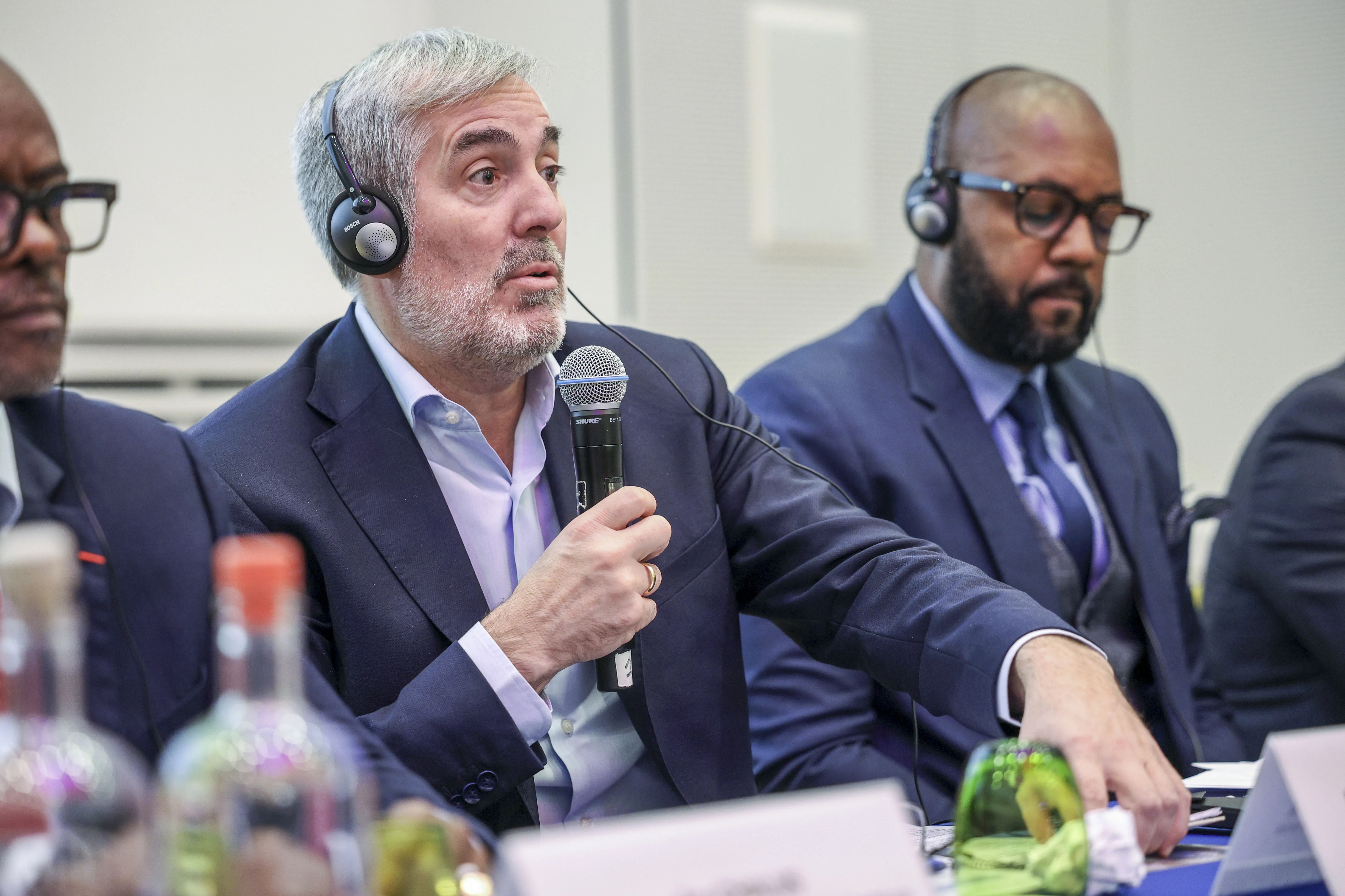 El presidente de Canarias, Fernando Clavijo (c), interviene en la reunión que conmemora el 30 aniversario de la Conferencia de las Regiones Ultraperiféricas de la Unión Europea este lunes, en Bruselas. EFE/Pablo Garrigós