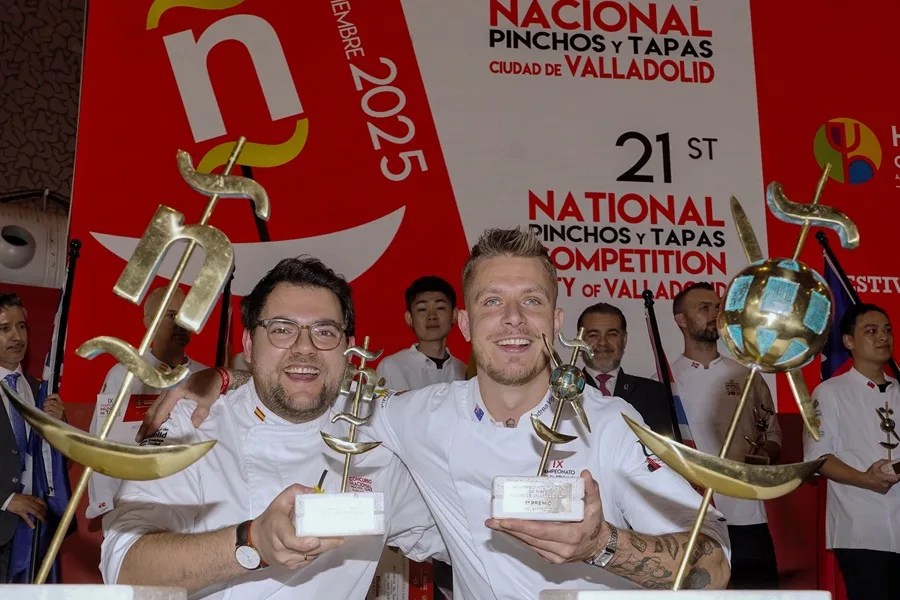 Alejandro San José Birnbaum (i), Chef en Habanero Taquería de Valladolid y el cocinero australiano Andrea Vignali, se han proclamado respectivamente, campeones del Concurso Nacional de Pinchos y del Campeonato Mundial de Tapas.