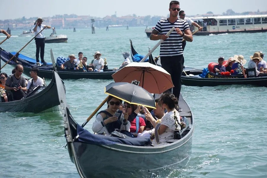 Una góndola en aguas de Venecia.
