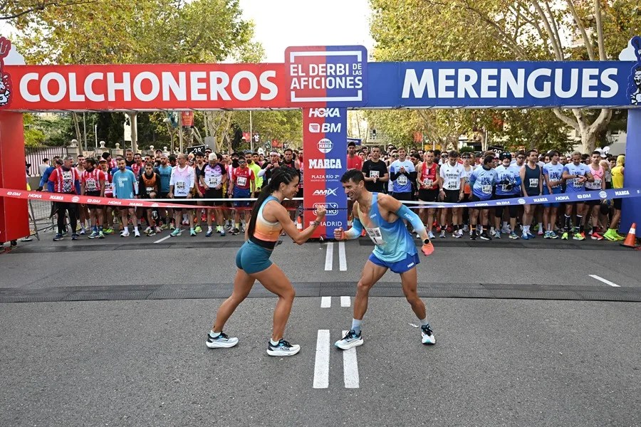 Los capitales de ambas aficiones Alejandro Jiménez y Lidia Campos momentos antes de tomar este domingo la salida de la XV edición del Derbi de las aficiones.