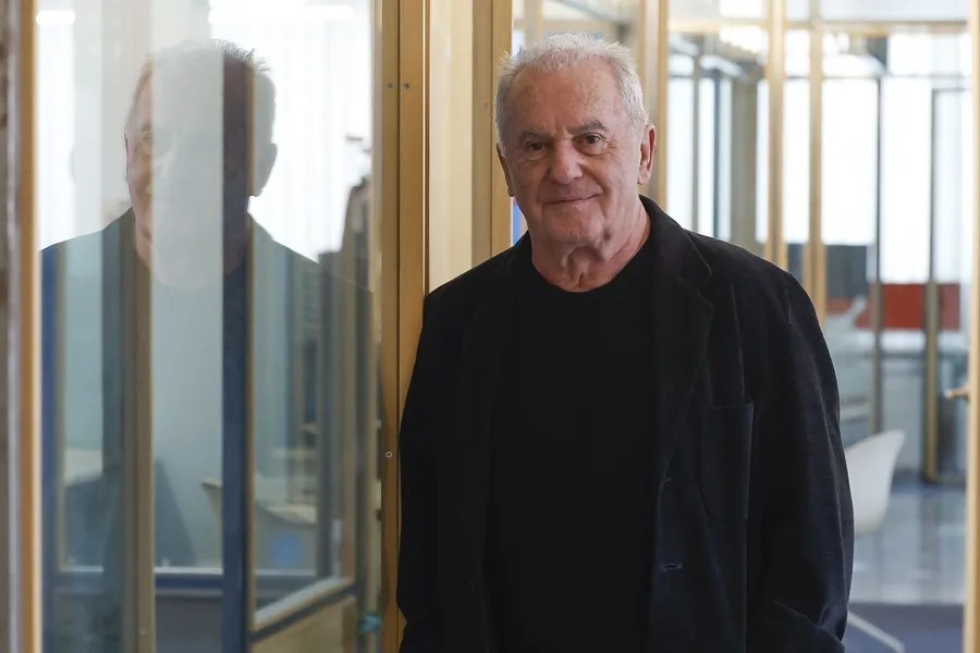 Siete años después de su último disco con temas inéditos, Víctor Manuel vuelve con nuevo disco