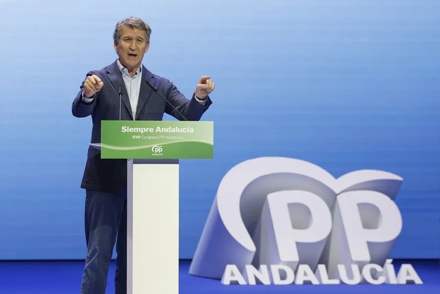 El presidente del Partido Popular, Alberto Núñez Feijóo (c), participa la jornada de clausura al XVII Congreso del PP de Andalucía.