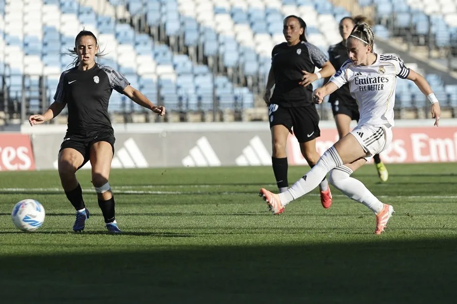 Imagen de un partido de fútbol femenino.