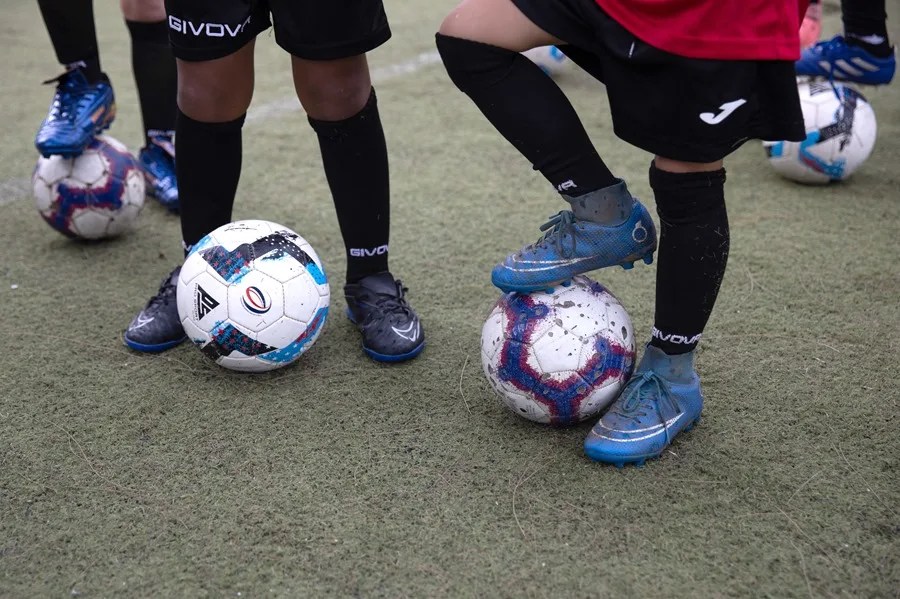 Imagen de archivo de unos niños en un campo de fútbol.
