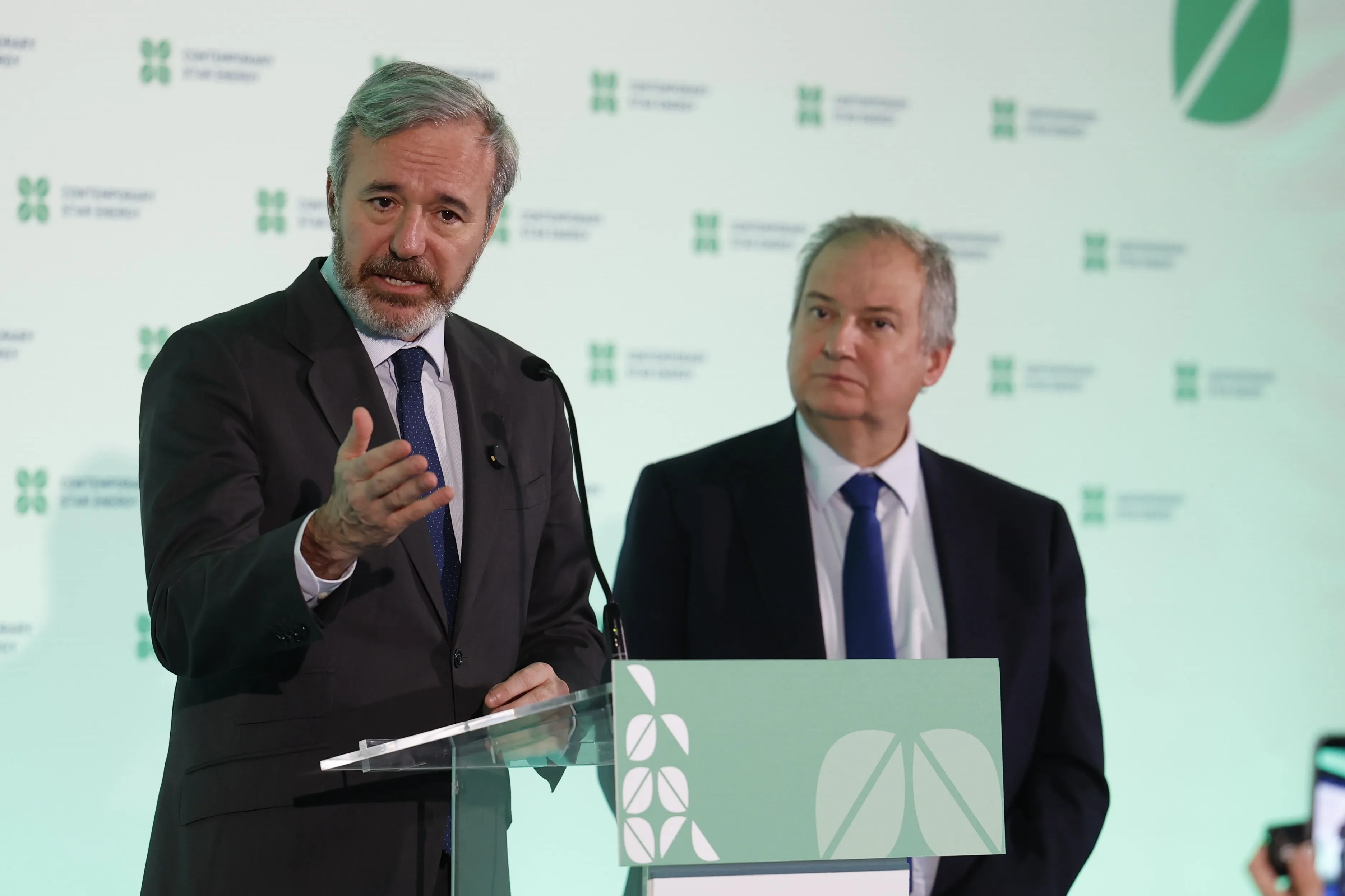 El ministro de Industria, Jordi Hereu (d), y el presidente de Aragón, Jorge Azcón (i), asisten al acto de colocación de la primera piedra de la gigafactoría de baterías de Stellantis.