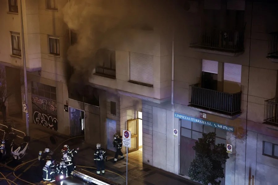 Los Bomberos de Navarra trabajan en la extinción de un incendio en un bazar de la calle Marcelo Celayeta