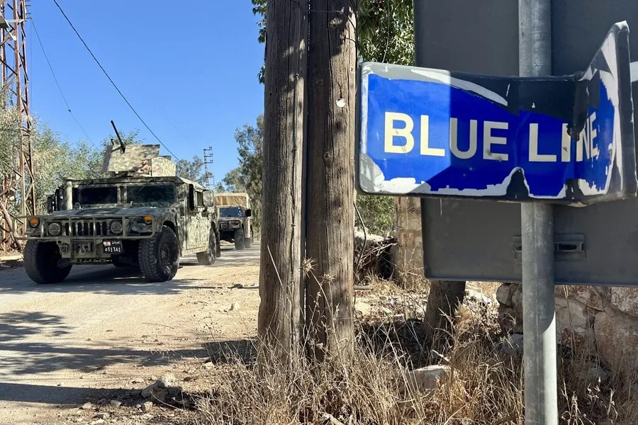 Soldados del ejército libanés custodian el lugar donde el empleado municipal Ibrahim Salameh fue asesinado en la aldea de Blida, al sur del Líbano,