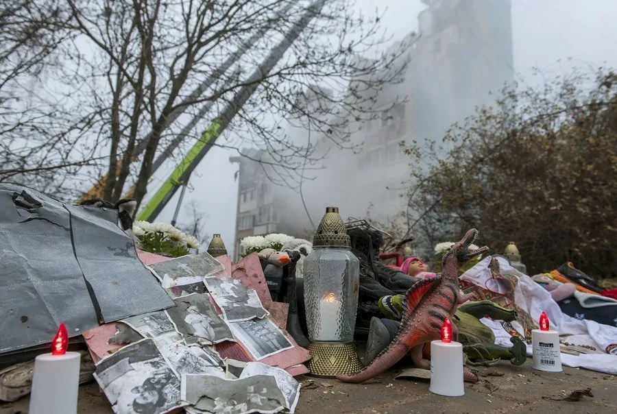 Un memorial improvisado cerca del lugar donde un ataque ruso impactó un edificio residencial de gran altura en Ternópil