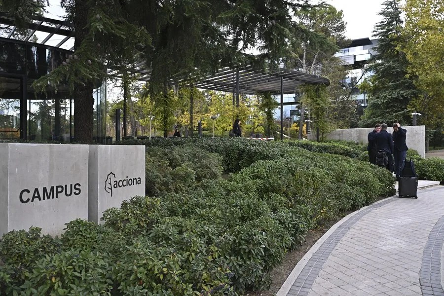 La Unidad Central Operativa (UCO) de la Guardia Civil está registrando este viernes dos sedes de Acciona en Madrid y Bilbao en el marco de una pieza secreta abierta por el juez del Tribunal Supremo Leopoldo Puente sobre el exdirigente del PSOE Santos Cerdán. 