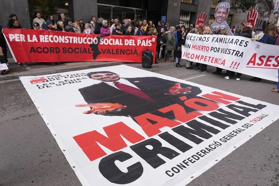 Miembros de la Asociación de las víctimas de la dana se manifiestan en las inmediaciones del Congreso este lunes