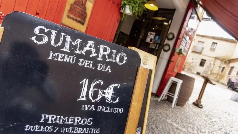 magen de archivo del precio del menú del día en un restaurante de Toledo.