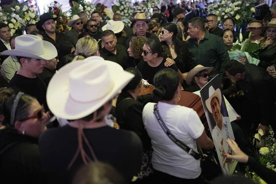 Familiares y amigos asisten al funeral del alcalde Carlos Manzo este domingo