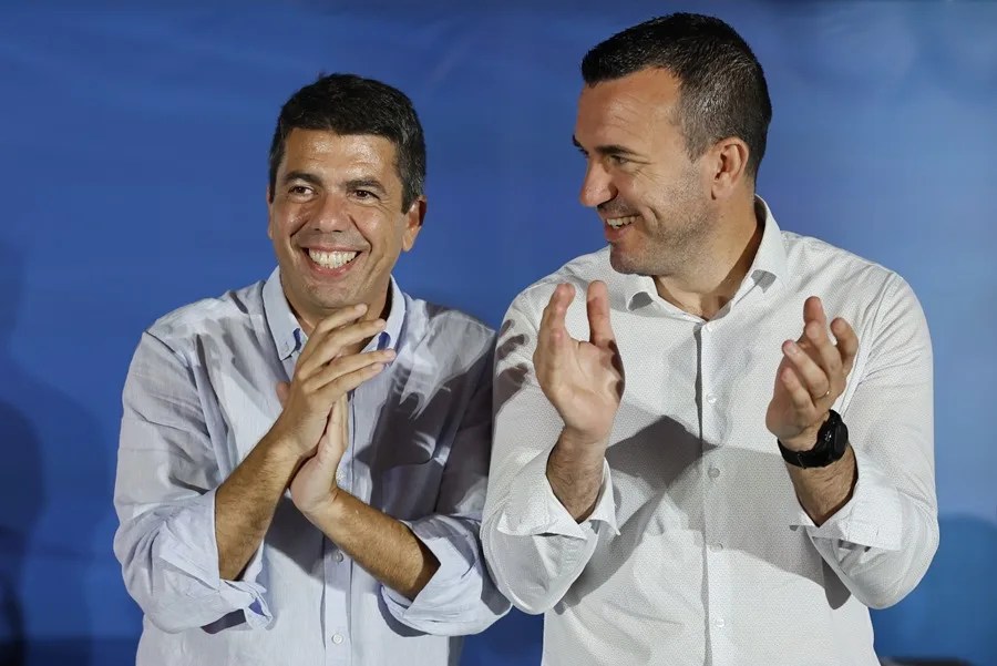 El presidente de la Generalitat valenciana, Carlos Mazón (i), y el presidente provincial del Valencia, Vicent Mompó (d)