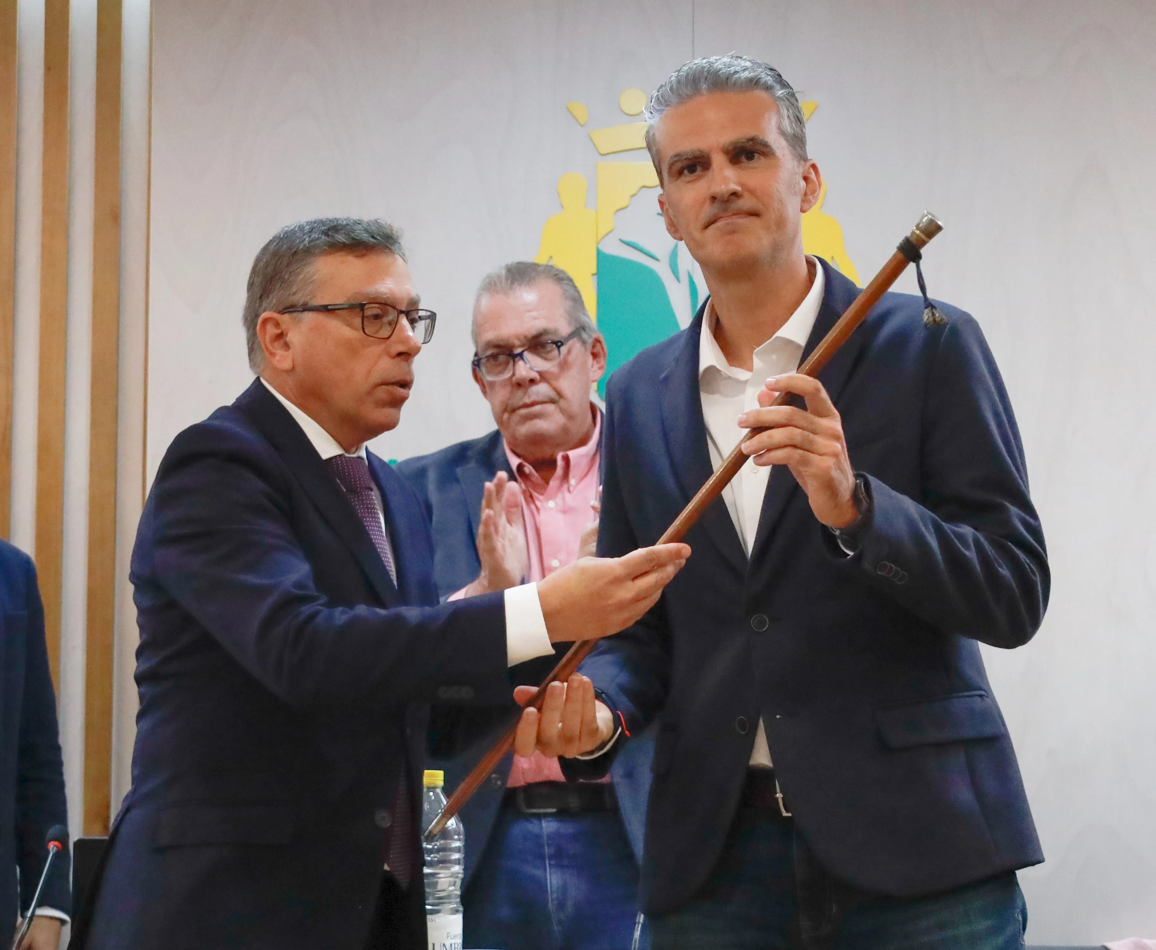 Juan Carlos Hernández Atta (d) recibe el bastón de mando del alcalde saliente, Francisco Atta. EFE/Laura Bautista