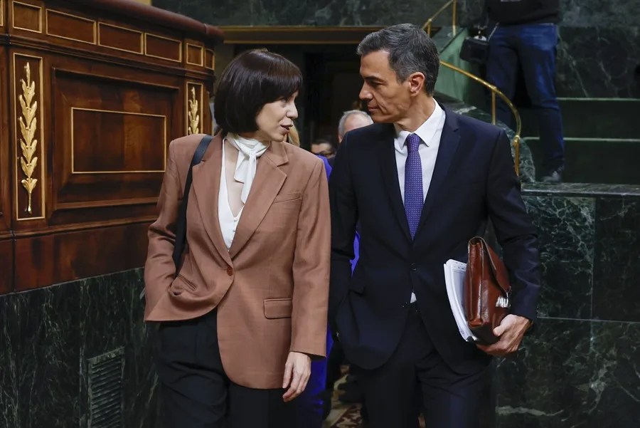 El presidente del Gobierno, Pedro Sánchez, acompañado de la ministra de Ciencia, Diana Morant