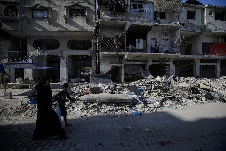 Un misil israelí yace sobre los escombros en medio de una calle junto a casas destruidas en la ciudad de Gaza