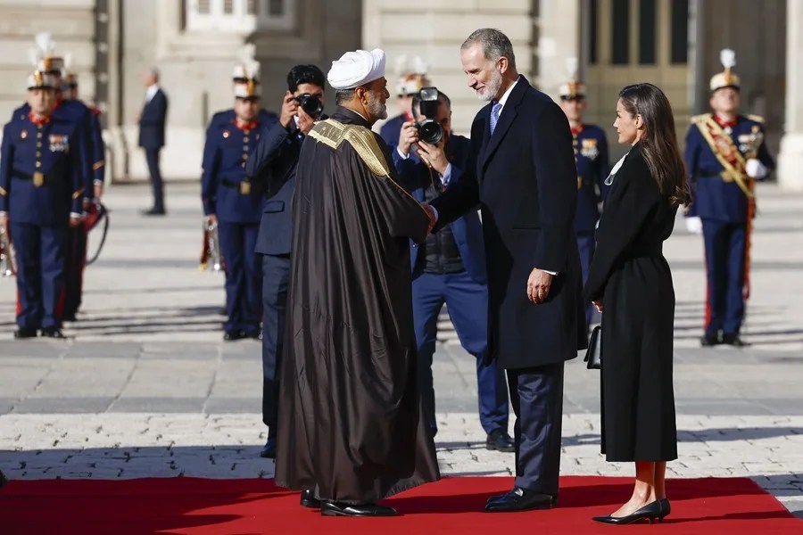 El rey Felipe VI, y la reina Letizia, junto al sultán de Omán, Haitham bin Tariq Al Said