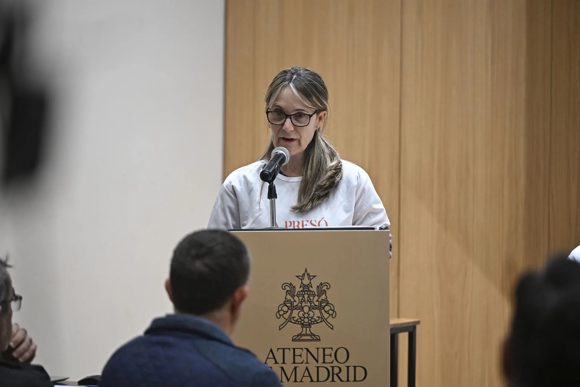 Rosa Álvarez, presidenta de la Asociación Víctimas Mortales de la Dana 29O, durante la rueda de prensa que ha ofrecido este lunes en el Ateneo de Madrid. EFE/Fernando Villar

