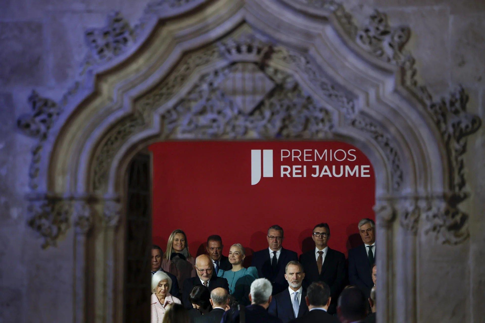 El rey Felipe VI participa en la foto de familia a su llegada a la ceremonia de la 37ª edición de los Premios Rei Jaume I. EFE/Biel Aliño
