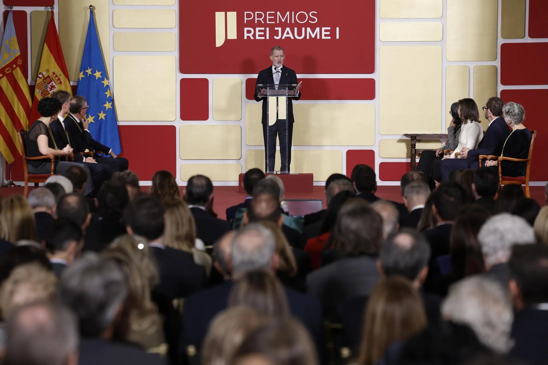 El rey Felipe VI durante su intervención en la ceremonia de la 37ª edición de los Premios Rei Jaume I. EFE/Biel Aliño
