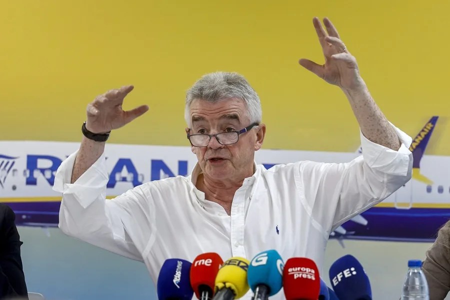 El consejero delegado de Ryanair Group, Michael O'Leary (c),