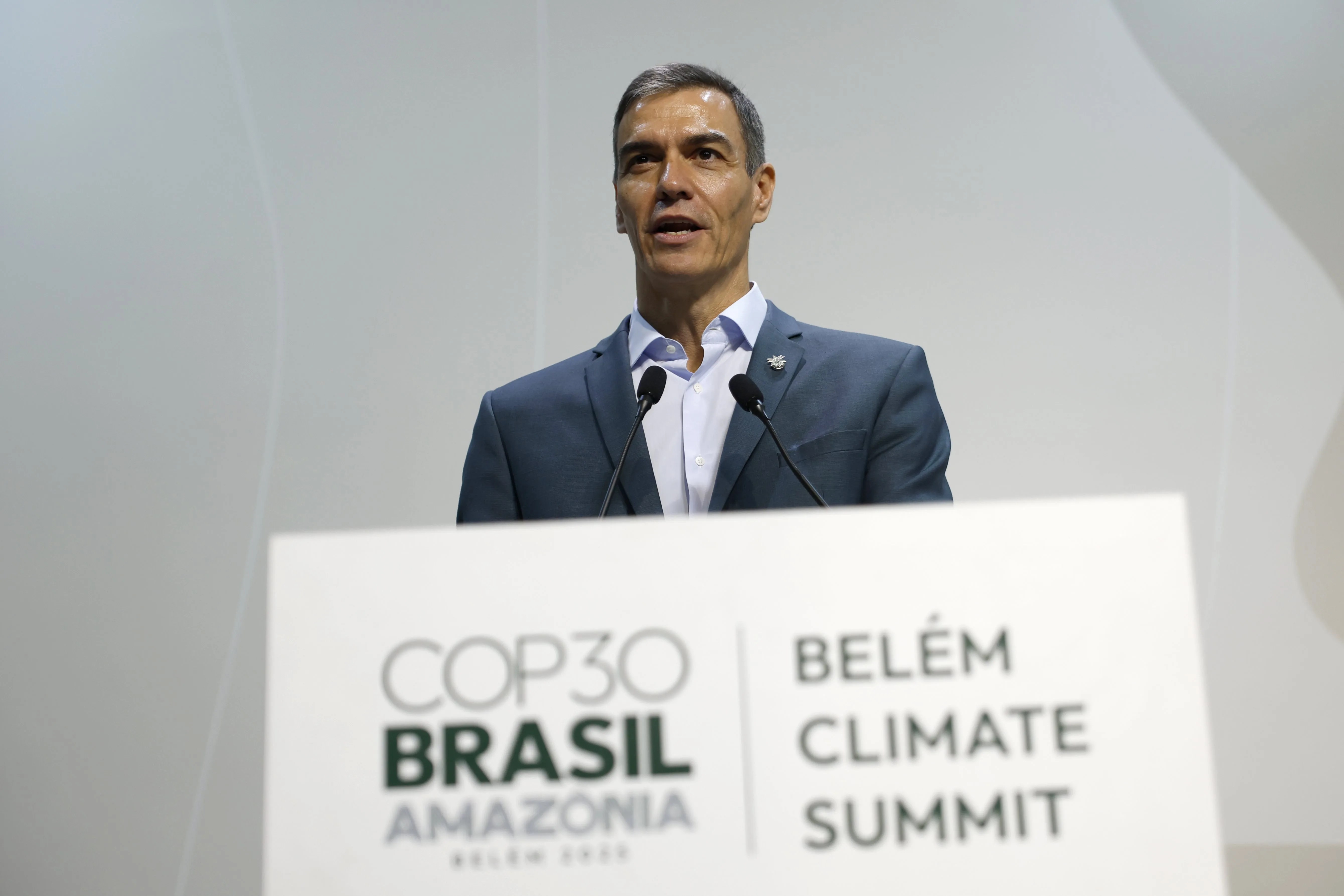 El presidente del Gobierno de España, Pedro Sánchez, habla durante la cumbre de líderes de la COP30 este viernes.