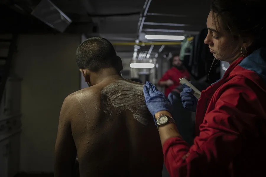 Una persona con síntomas de sarna