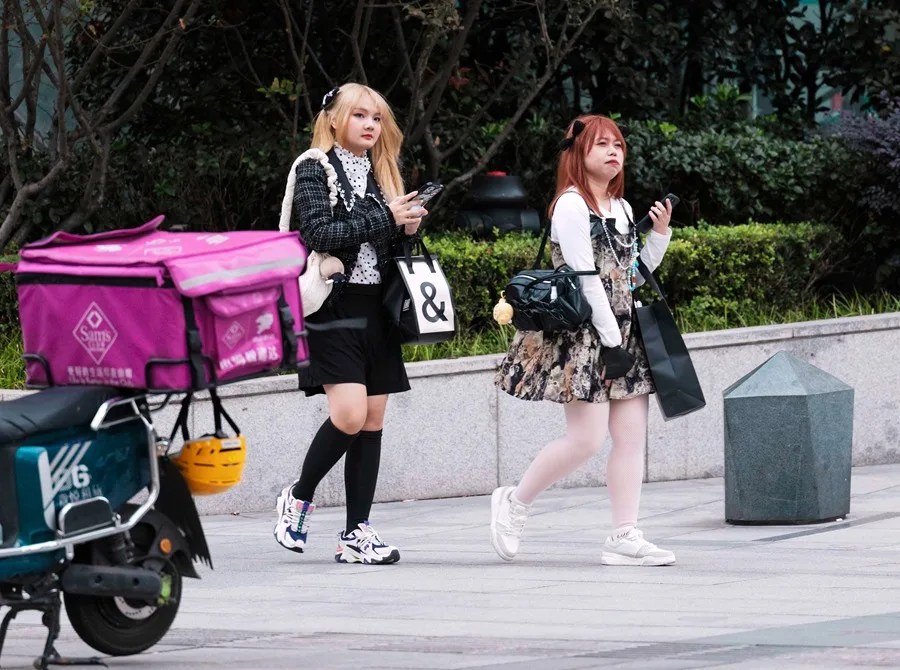 Personas salen de un centro comercial en Shanghái, China