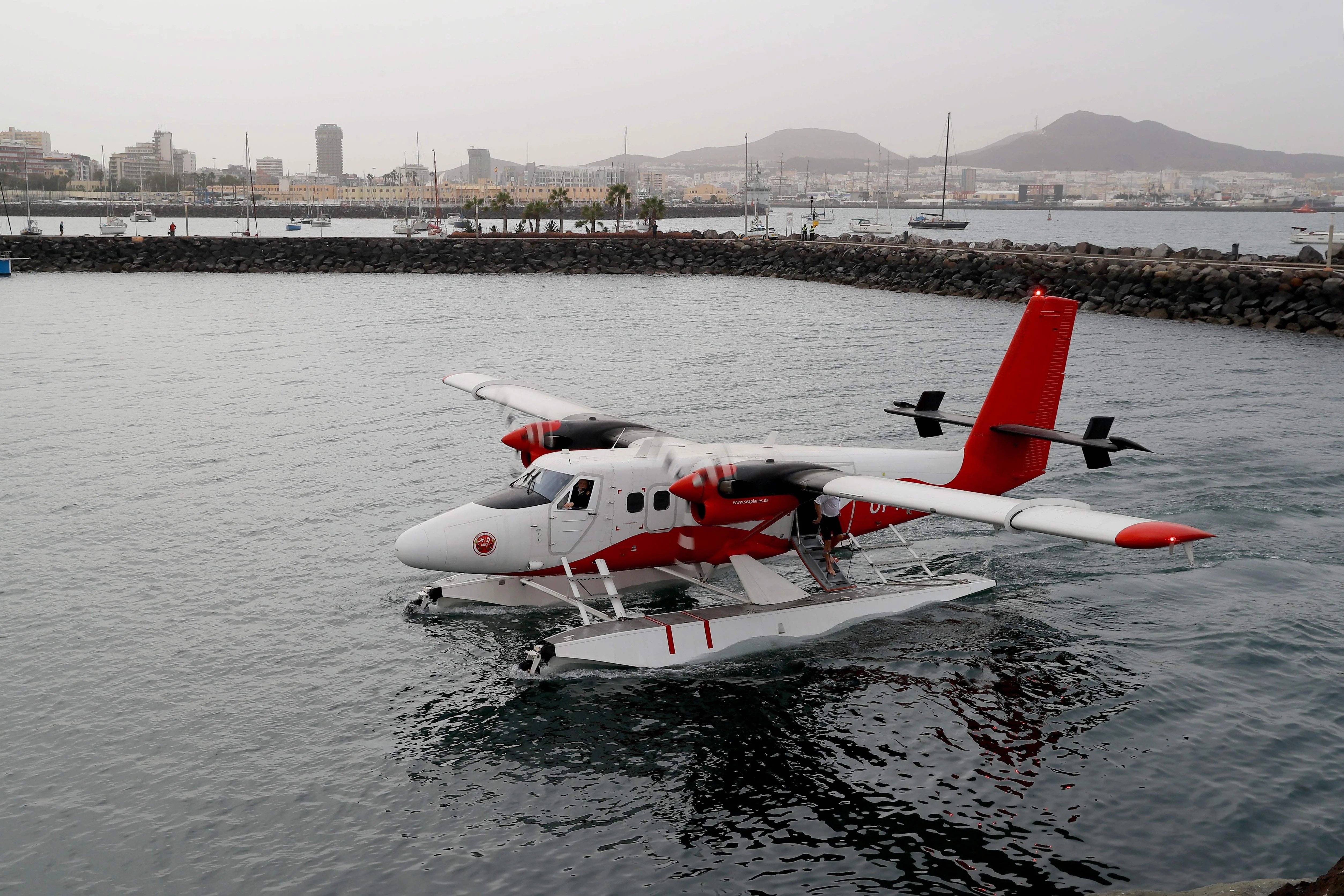 Imagen tomada el 3 de febrero de 2022: Un hidroavión de Surcar Airlines ameriza en el puerto de Las Palmas de Gran Canaria procedente de Tenerife, en un vuelo de demostración del proyecto. EFE/Elvira Urquijo A.
