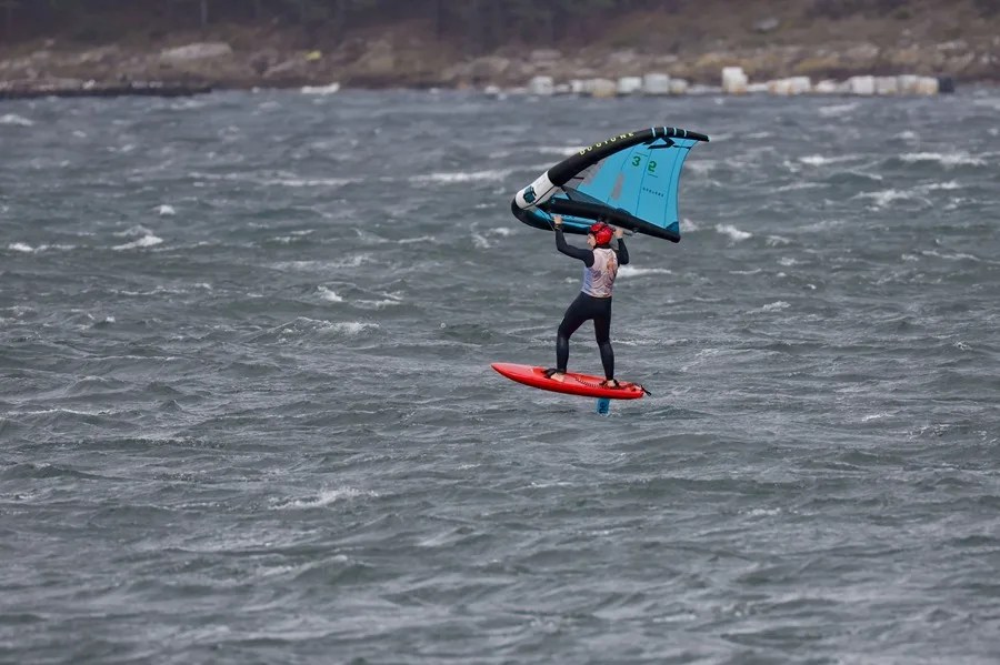 Una deportista aprovecha el fuerte viento para navegar en wing-foil en la ría de Muros y Noia