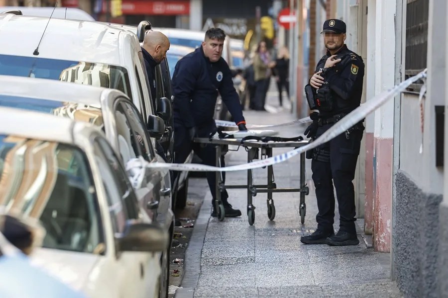 Precinto policial en el acceso a la vivienda donde se ha perpetrado el homicidio