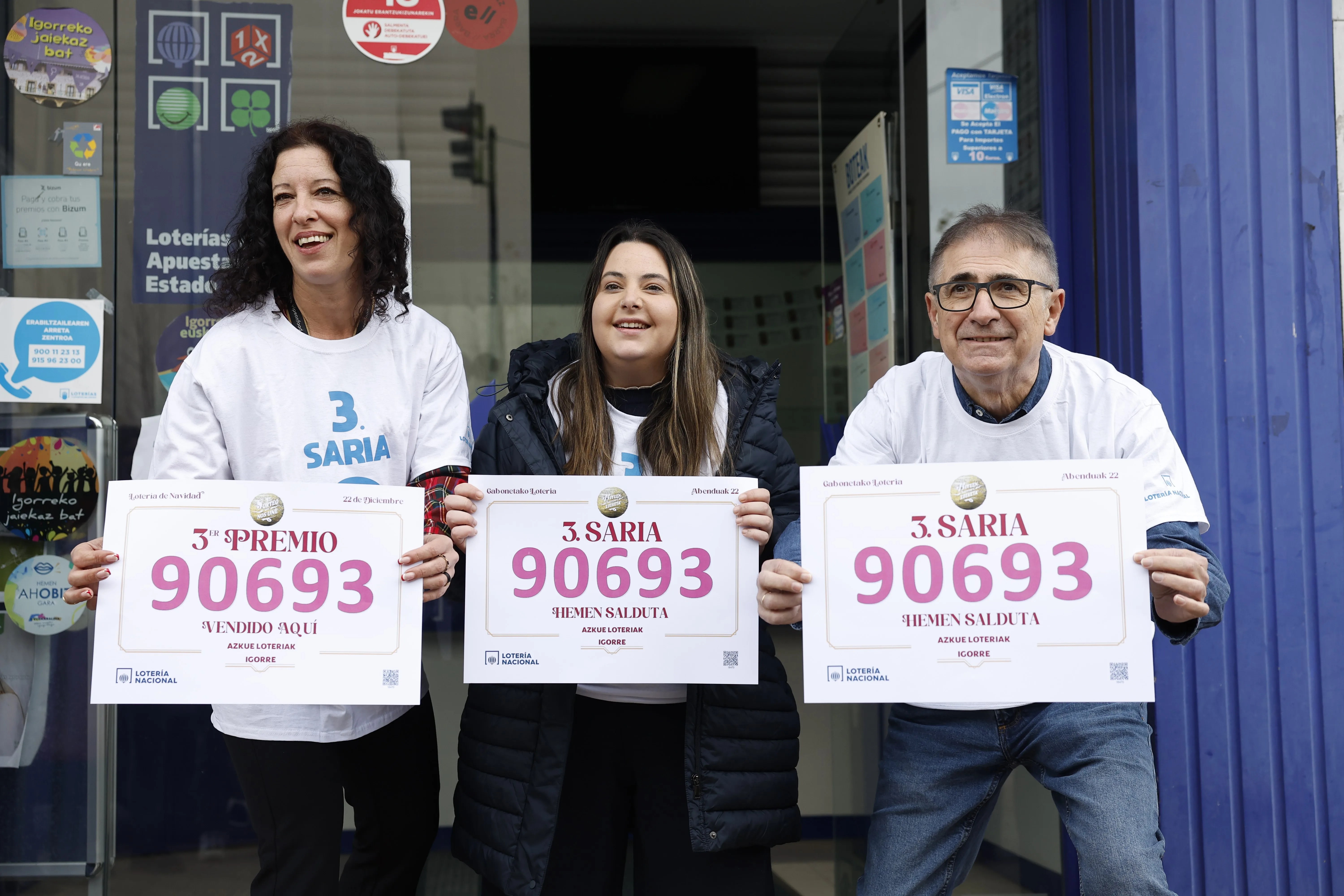 El número 90.693, agraciado con el tercer premio del sorteo de la Lotería de Navidad, dotado con 500.000 euros a la serie, ha sido vendido en la administración de la calle Lehendakari Aguirre de Igorre (Bizkaia), que tenía consignadas 48 series y tres décimos. EFE/ Miguel Toña