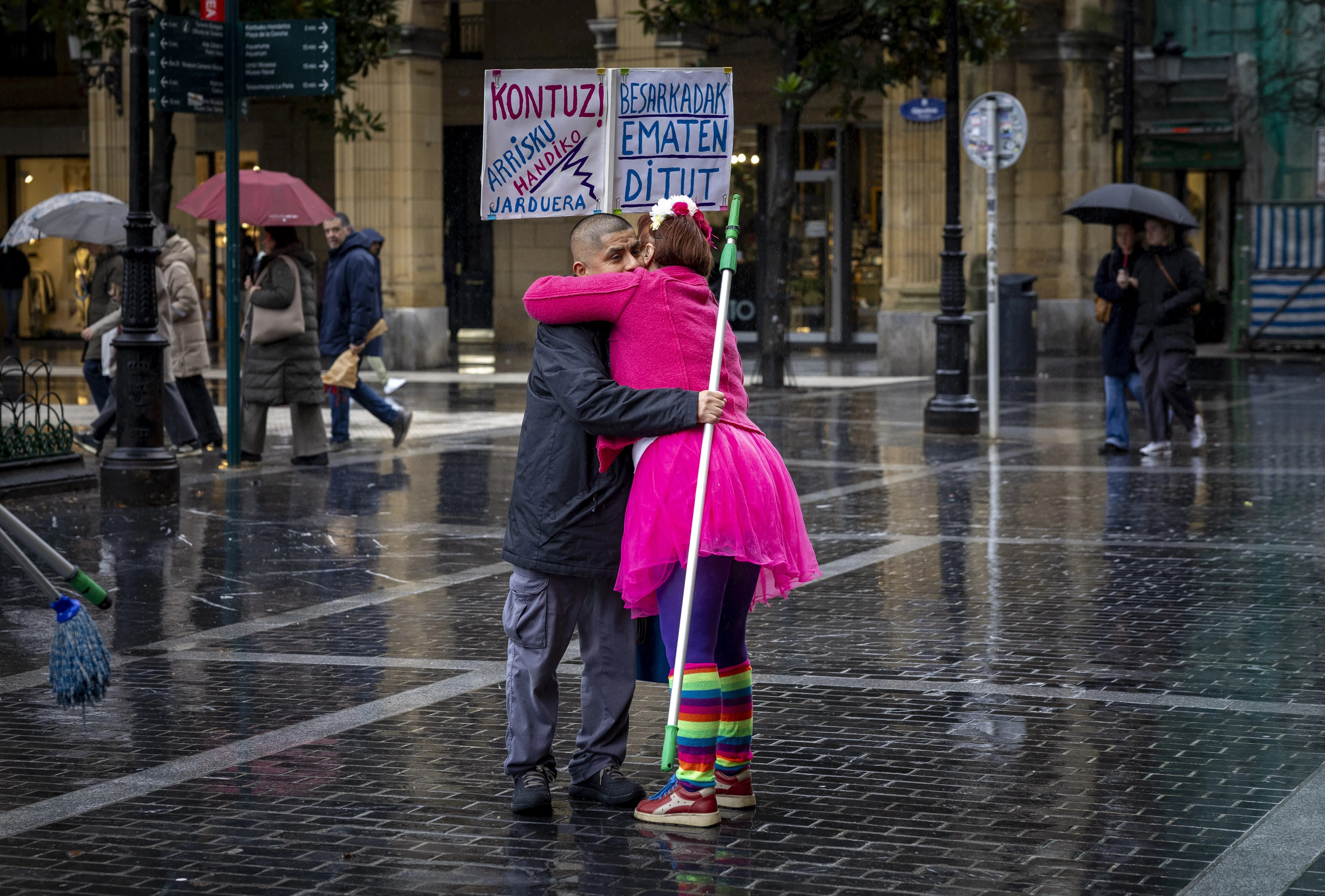 Dos personas se abrazan en San Sebastián durante la presentación de la iniciativa solidaria 'El juego de los abrazos'. EFE/Javier Etxezarreta