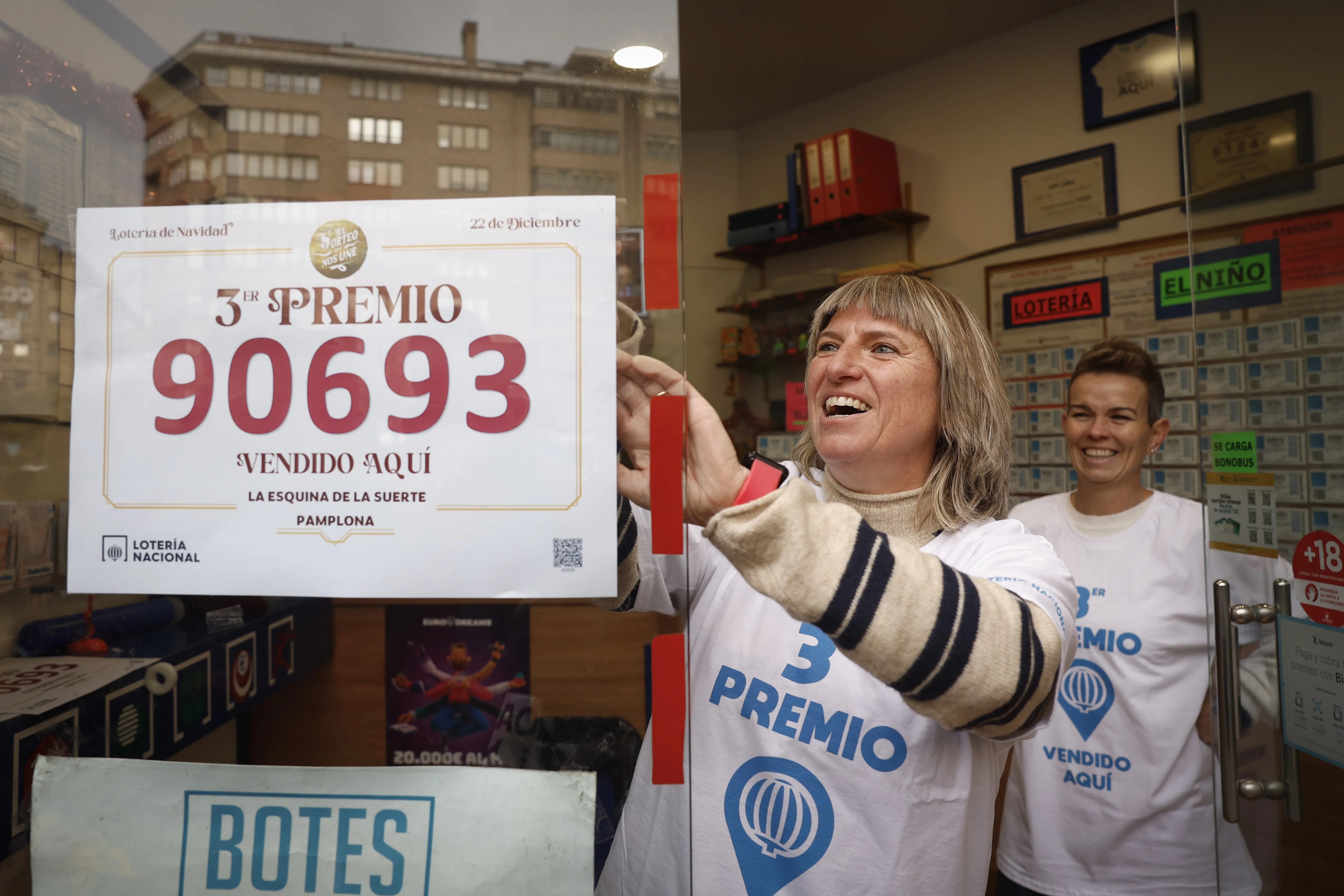 Imagen de las titulares de la administración de lotería de Pamplona que ha vendido 7 décimos del tercer número premiado en el sorteo de Navidad