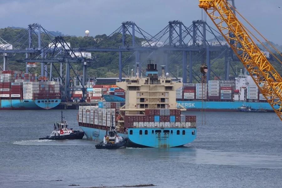 Un buque portacontenedor llega al puerto de Balboa este lunes, en Ciudad de Panamá (Panamá). EFE/ Carlos Lemos