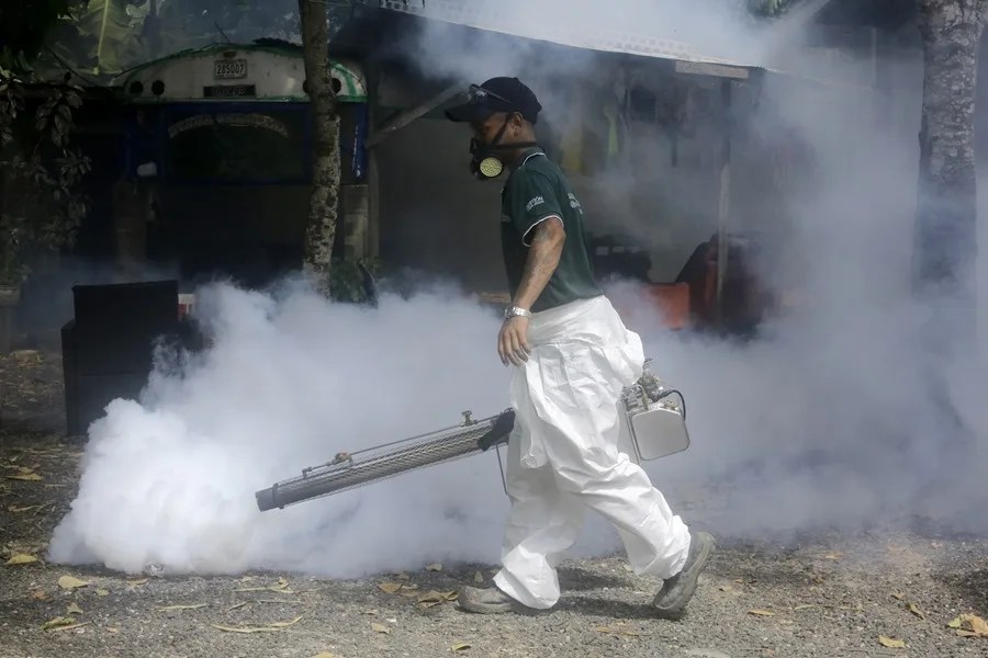 Fotografía de archivo de un funcionario del ministerio de Salud fumigando áreas de inmuebles en la zona metropolitana este miércoles, en Ciudad de Panamá (Panamá). EFE/Carlos Lemos