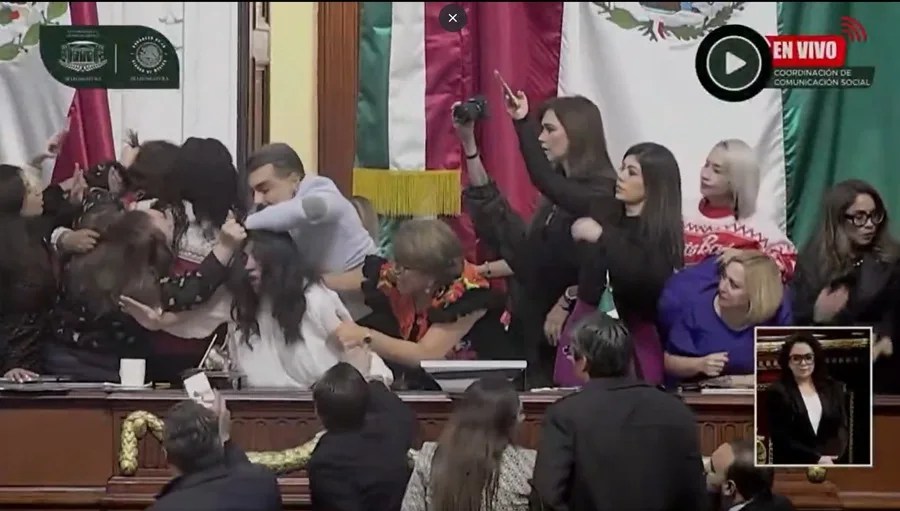 Captura de video tomada de una transmisión del canal del Congreso de Ciudad de México de incidentes durante una sesión este lunes, en la Ciudad de México (México). EFE/ Congreso Ciudad de México