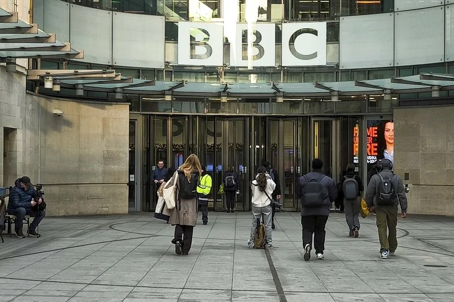 La BBC culmina un año de crisis en un pulso con Trump
