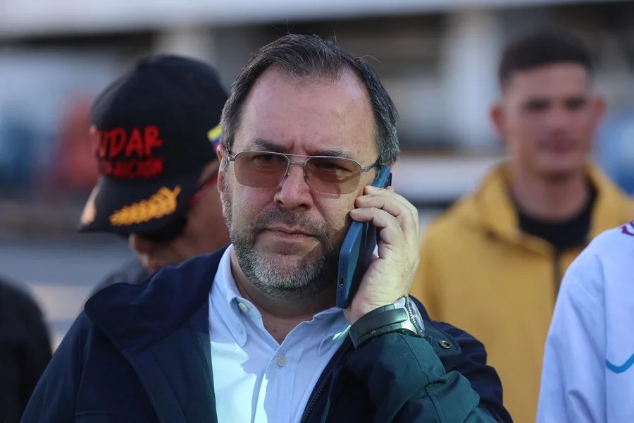 El canciller de Venezuela rechaza las sanciones en medio de las "amenazas" que tacha de "corte militar"