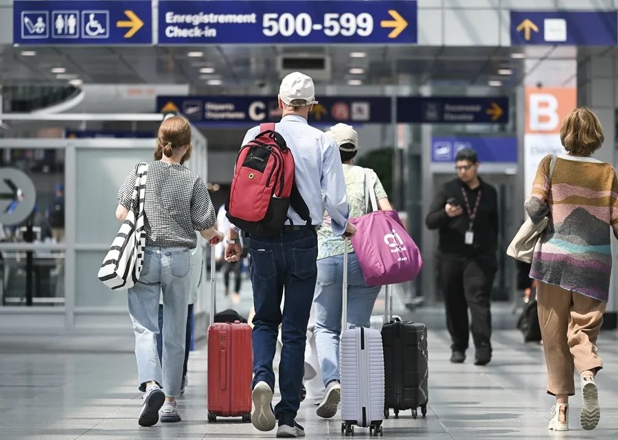 Fotografía de archivo de viajeros caminan por el Aeropuerto Internacional Montreal-Trudeau, en Montreal, Quebec, Canadá. EFE/EPA/GRAHAM HUGHES